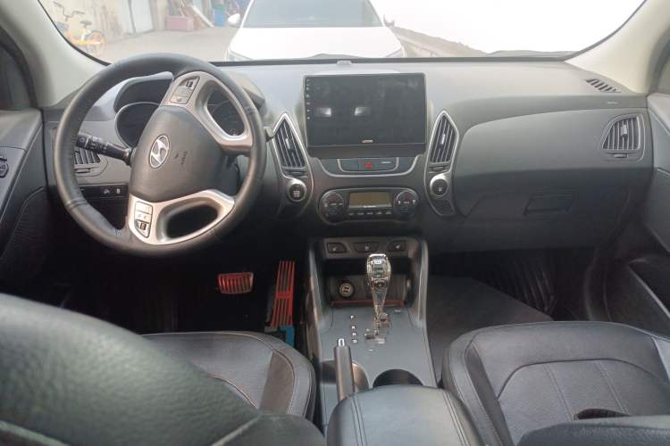 Used Hyundai ix35 2013 2.0L Automatic Two-Wheel Drive Smart GLS China IV Standard Center Console