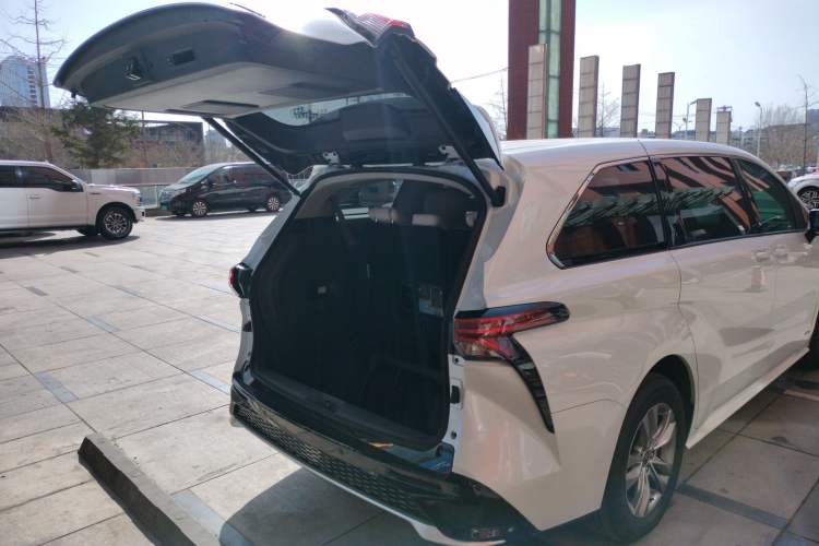 Used Toyota SIENNA 2024 2.5L Hybrid Comfort Edition Trunk