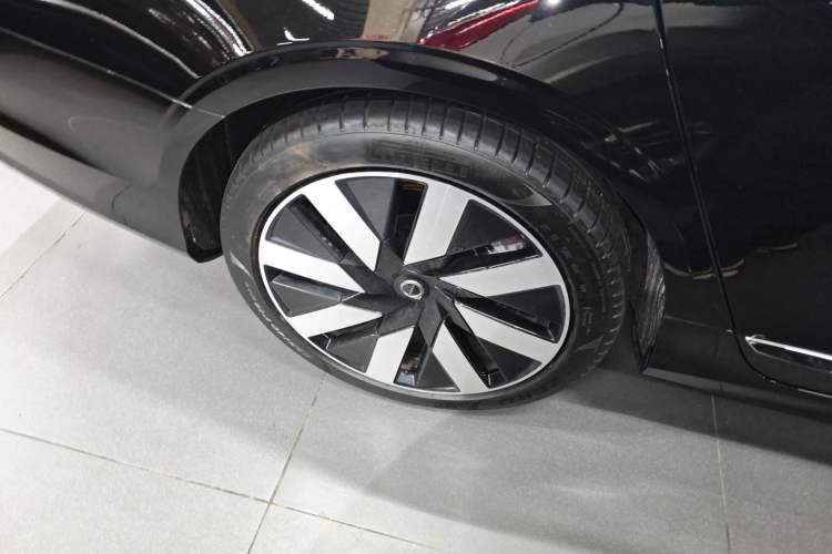 Used Volvo S90 New Energy 2025 Plug-in Hybrid Four-Wheel Drive Long-Range Luxury Smart Edition Right Rear Wheel Hub