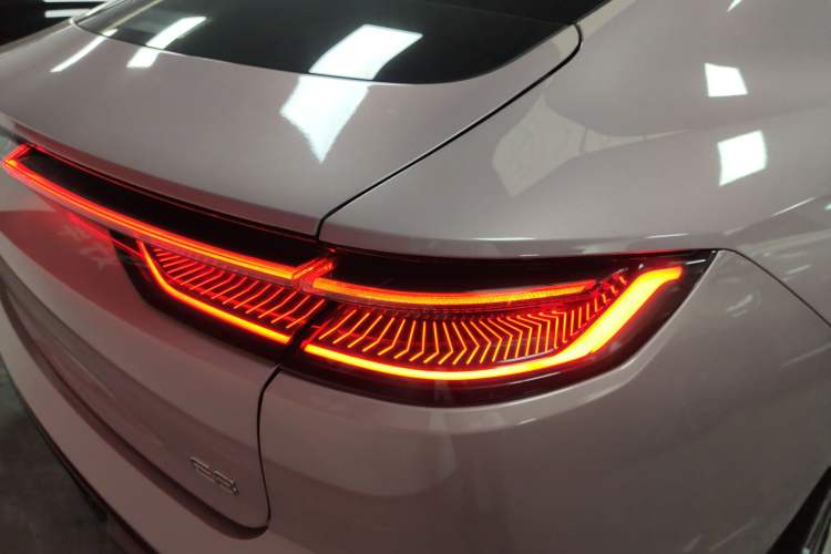 Used Geely Galaxy E8 2024 665 km Range Rear-Drive Starship Long-Range Version
