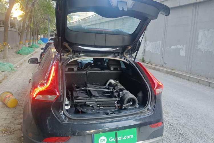 Used Volvo V40 2014 Cross Country T5 AWD Smart Luxury Edition
