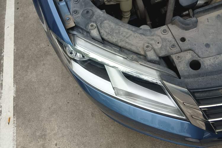 Used Volkswagen Lavida 2013 1.4TSI DSG Comfort Edition Right Front Headlight