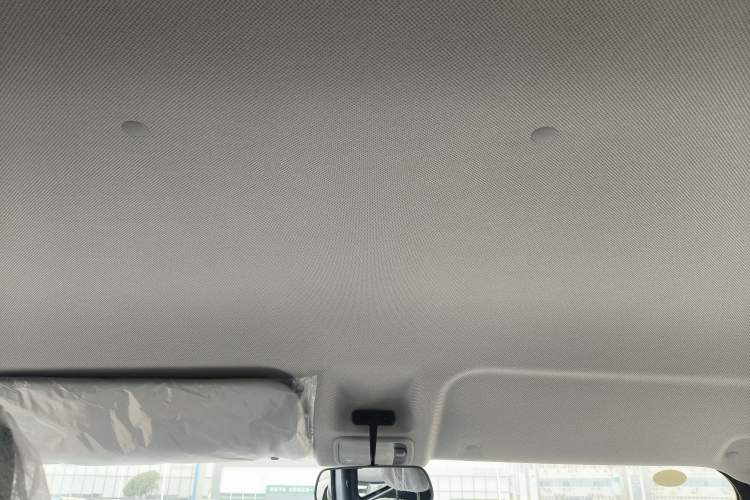 Used Wuling Yangguang 2024 300KM Comfort Version Passenger Van 75kW