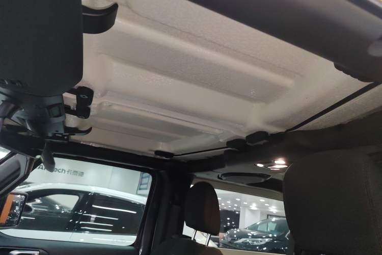 Used Jeep Wrangler 2019 2.0T Sahara Two-Door Version China VI Emission Standard
