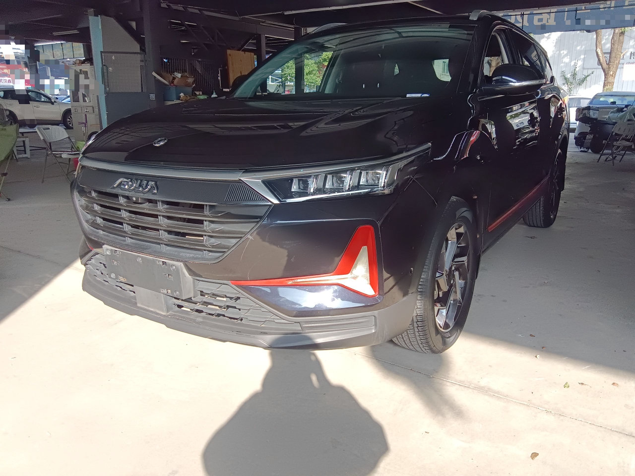 تحت مقدمة السيارة