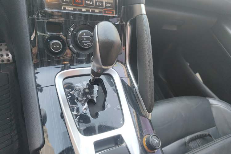 Used Peugeot 3008 2015 1.6THP Automatic Prestige Edition Gear Lever