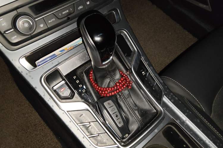 Used Geely Auto Emgrand 2019 Leading Edition 1.5L CVT Upward-Connected Model China VI Standard Gear Lever