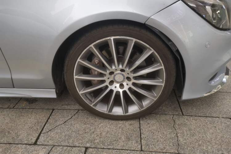 Used Mercedes-Benz CLS 2017 CLS 320 Elegant Edition Right Front Wheel Hub