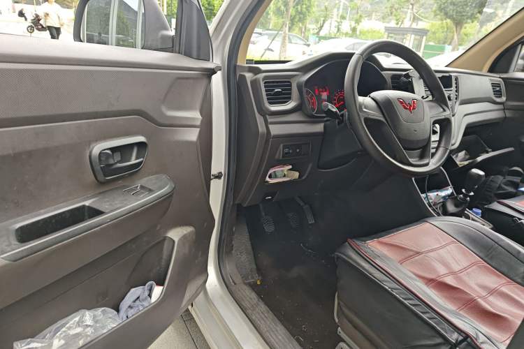 Used Wuling Hongguang V 2022 1.5L Jingqu Edition Enclosed-Window Vehicle with Hydraulic Power Steering LAR