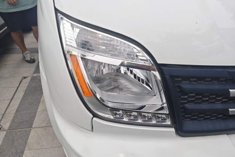 Used SAIC MAXUS Xintu V80 2023 2.0T AMT Classic Aoyuntong Short Wheelbase Mid-Roof 5/6-Seater Right Front Headlight