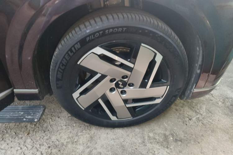 Used ONVO Luxeed L90 2025 Model—Ultra Six-Seater Version
