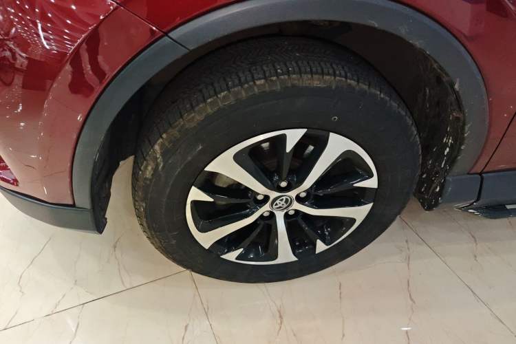 Used Toyota RAV4 2016 2.0L CVT Two-Wheel Drive Fashion Edition China V Standard
