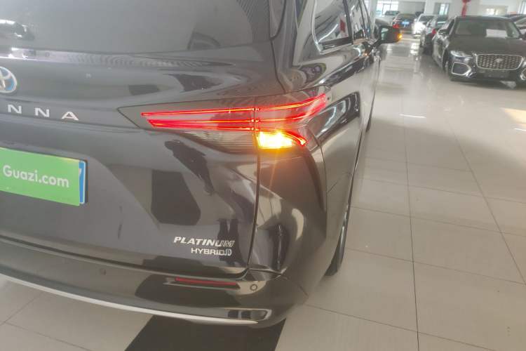 Used Toyota Sienna 2021 2.5L Hybrid Platinum Edition