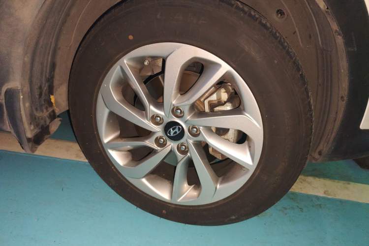 Used Hyundai Tucson 2015 1.6T Dual-Clutch Two-Wheel-Drive Smart Model Right Front Wheel Hub