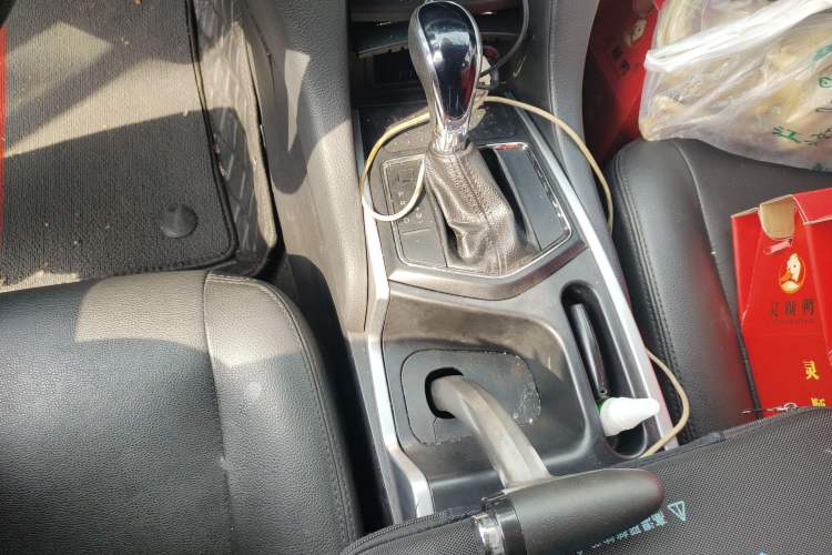 Used JMC Yusheng S350 2013 2.4T Automatic 2WD Diesel Luxury 7-Seater Gear Lever