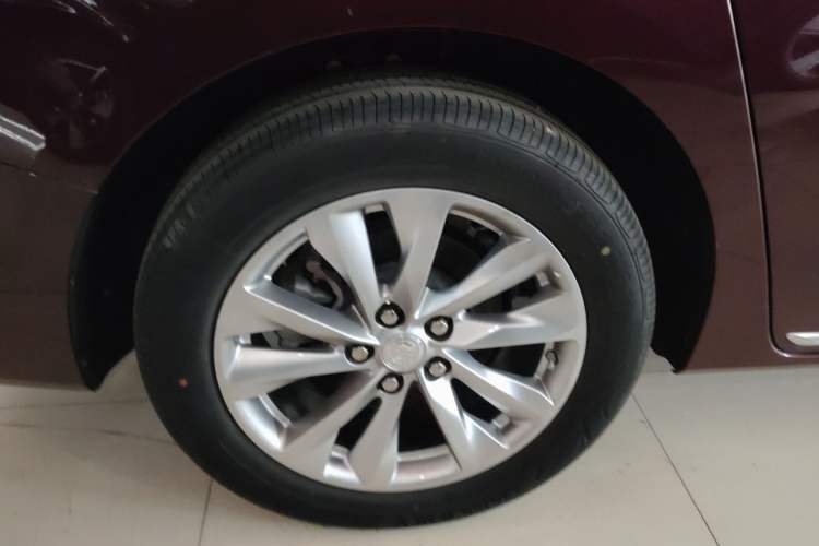 Used Buick GL8 2023 Avenir Aivia Six-Seat Deluxe Edition Right Rear Wheel Hub