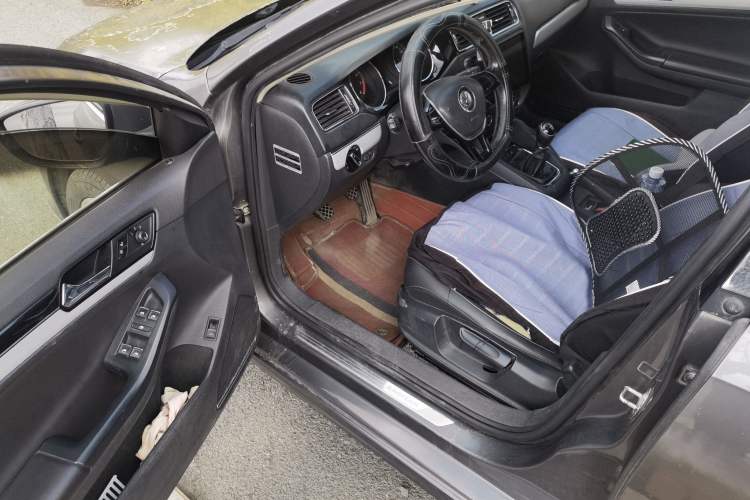 Used Volkswagen Sagitar 2015 1.6L Manual Comfort Model
