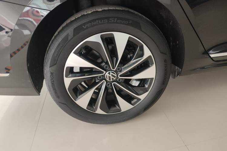 Used Volkswagen Passat 2022 330TSI Starry Elite Edition Right Rear Wheel Hub