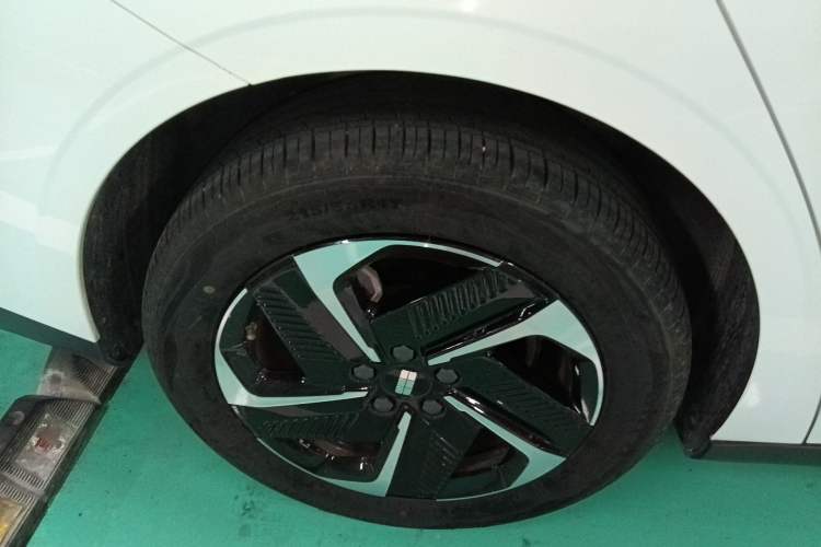 Used Geely Galaxy L6 2023 125km MAX Right Rear Wheel Hub