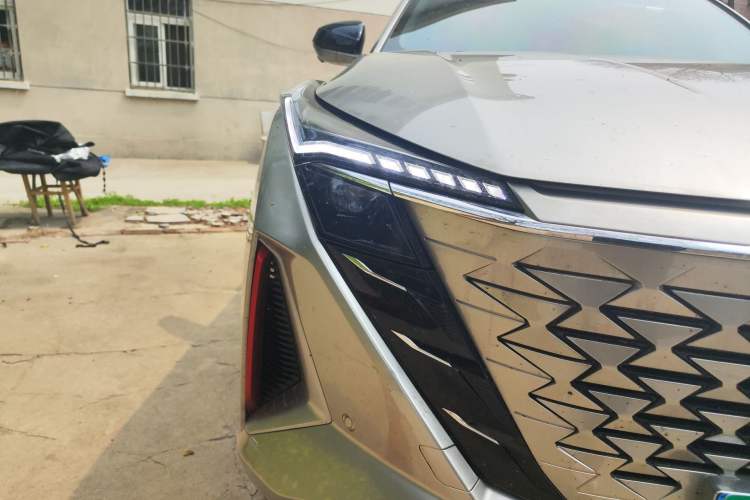 Used CHANGAN OSHAN Z6 2023 Blue Whale 1.5T DCT Smart Luxury Model Right Front Headlight