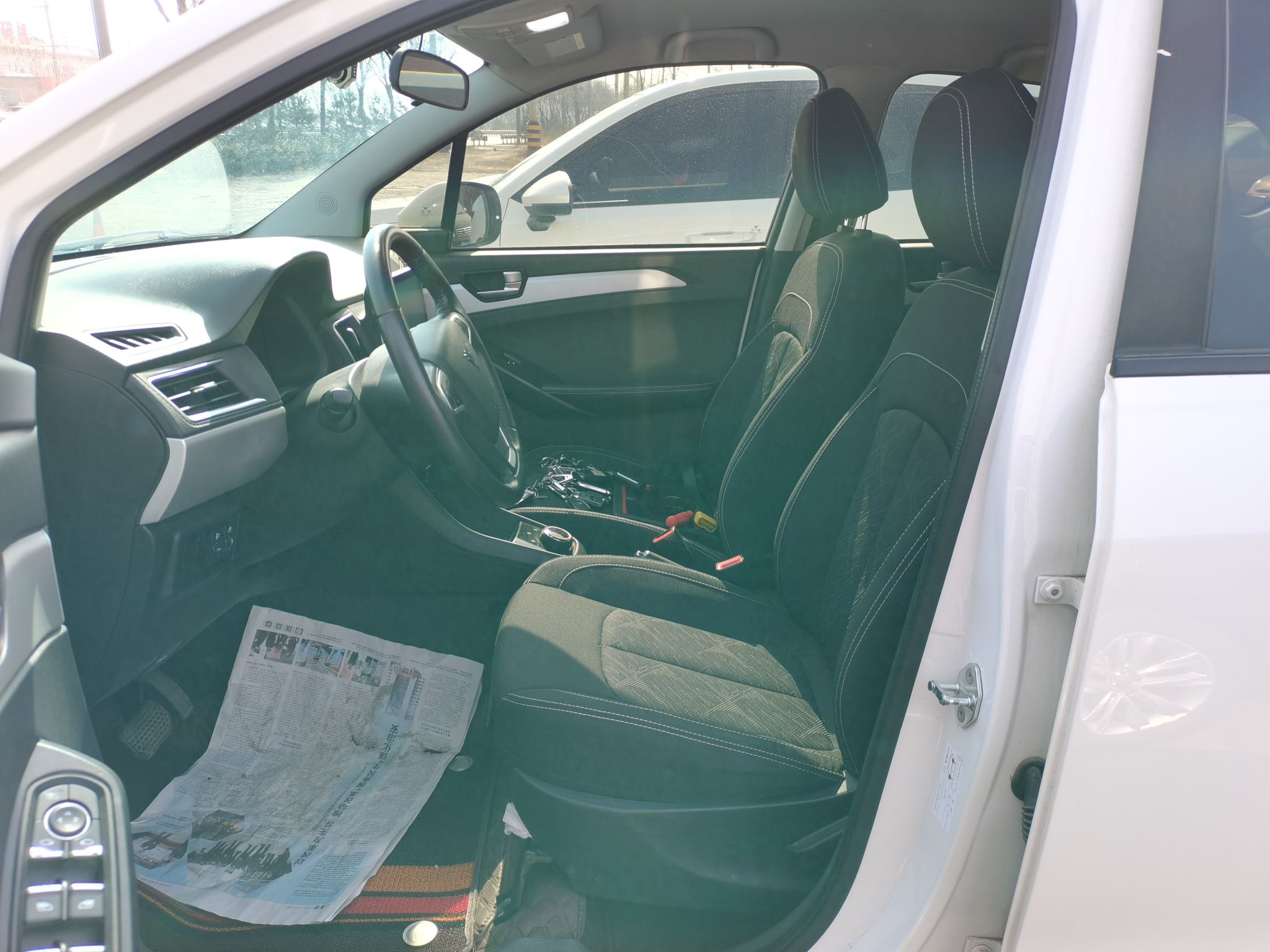 المقاعد الأمامية داخل السيارة