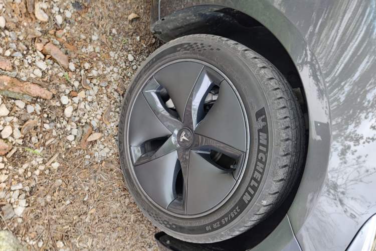 Used Tesla Model 3 2021 Standard Range Rear-Drive Upgraded Version Right Front Wheel Hub