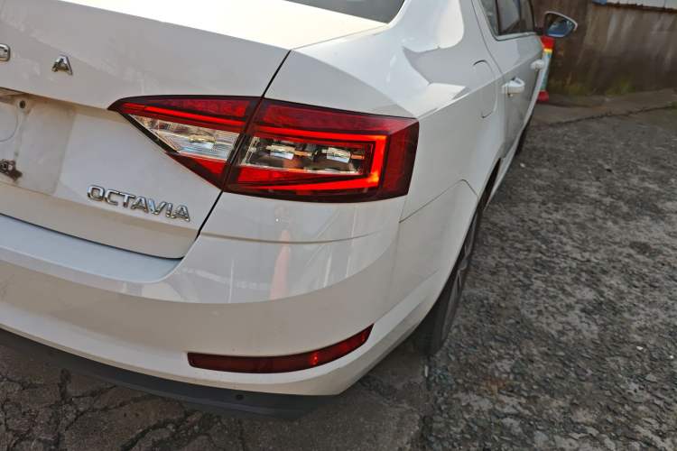 Used Skoda Octavia 2019 1.5L Automatic SmartDrive Comfort Edition China VI Standard Right Rear Taillight