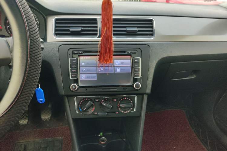 Used Volkswagen Santana 2015 1.6L Manual Comfort Edition Audio And AC Panel