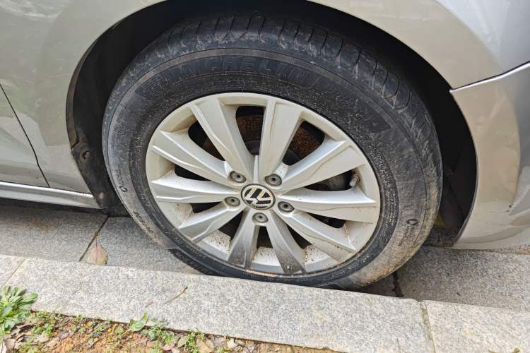 Used Volkswagen Sagitar 2012 1.6L Automatic Comfort Edition Right Front Wheel Hub