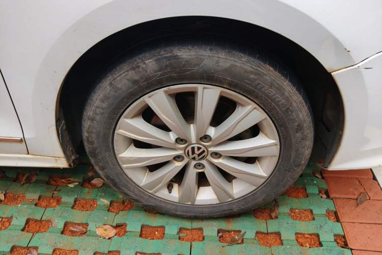 Used Volkswagen Sagitar 2015 230TSI Automatic Comfort Version Right Front Wheel Hub