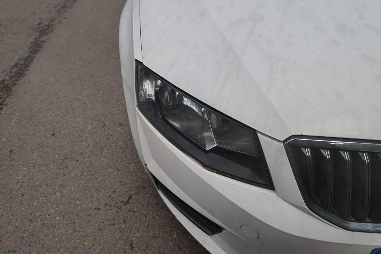 Used Skoda Octavia 2017 1.6L Manual Front-Wheel-Drive Version Right Front Headlight