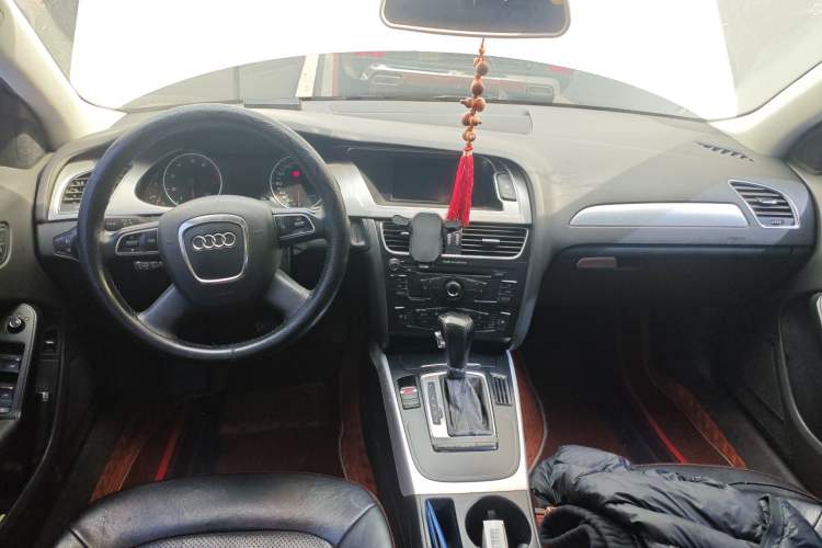 Used Audi A4L 2012 2.0 TFSI automatic standard version Center Console