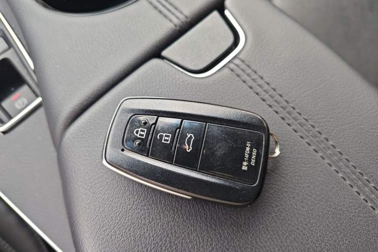 Used Toyota Avalon 2019 2.0L XLE Premium Edition China VI Vehicle Key