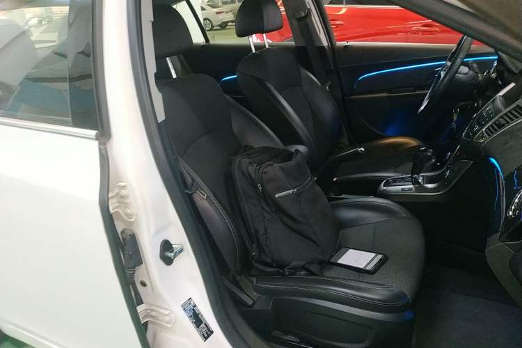 Used Chevrolet Cruze 2013 Hatchback 1.6T Automatic Flagship Model Right Front Seat