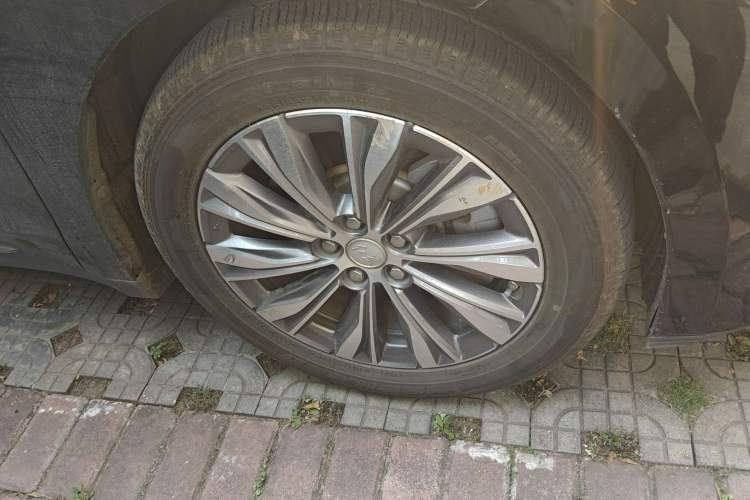 Used Hongqi E-QM5 2022 431 km Charge & Enjoy Edition Right Front Wheel Hub
