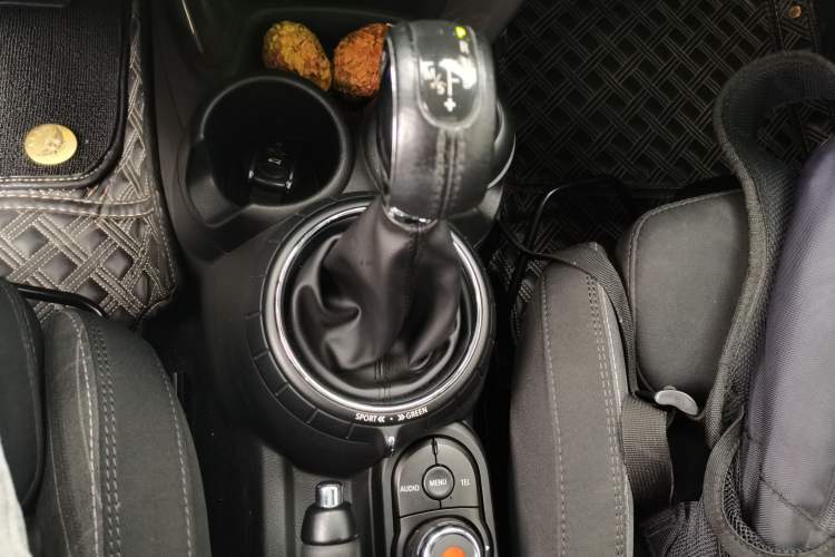 Used MINI 2015 1.5T COOPER Fun Five-Door Edition Gear Lever