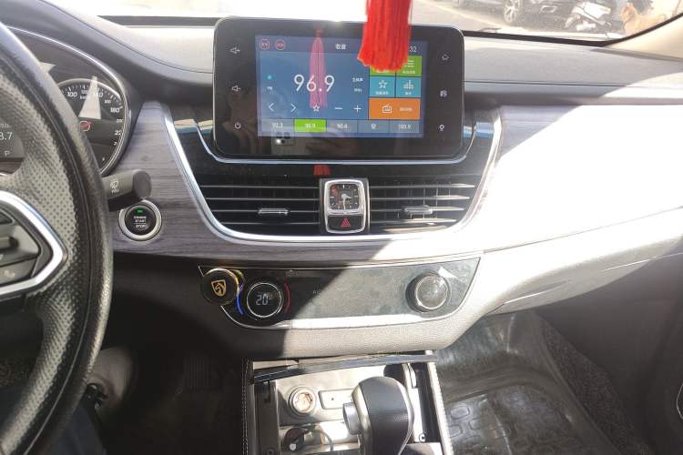 Used Baojun 730 2017 1.5T DCT Flagship Model 7 Seats China V Emission Standard Audio And AC Panel