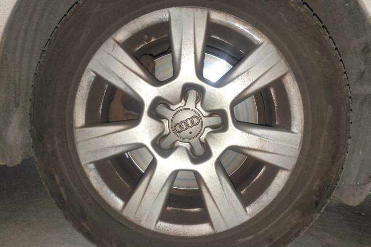 Used Audi A4L 2012 2.0 TFSI automatic Comfort trim level Right Front Wheel Hub