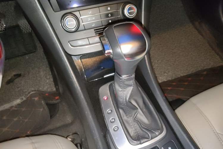 Used Roewe e550 2016 Deluxe Edition Gear Lever