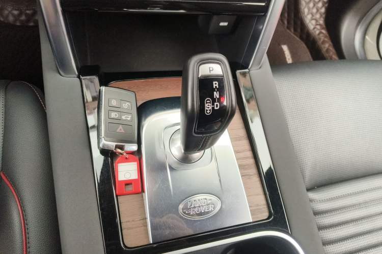 Used Land Rover Discovery Sport 2020 249 PS R-Dynamic Performance Edition Gear Lever