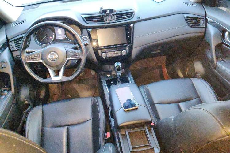 Used Nissan X-Trail 2020 2.0L XL ITS 3-Row CVT 2WD SmartConnect 7-Seater Comfort Edition Center Console