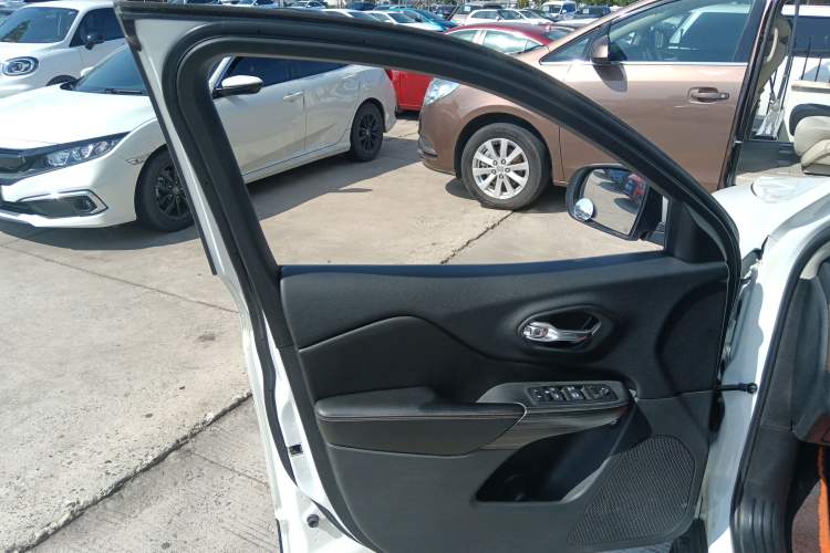 Used Jeep Cherokee 2016 2.0L Superior Edition