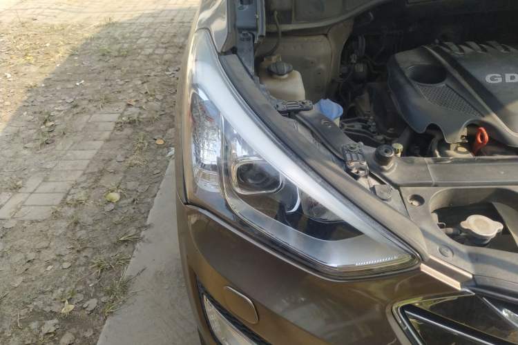 Used Hyundai Santa Fe 2013 Revised Version 2.4L Automatic All-Wheel Drive Luxury Trim Right Front Headlight