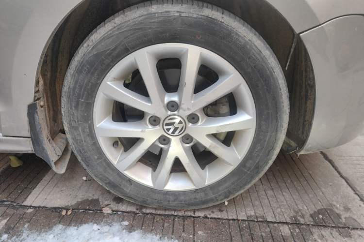 Used Volkswagen Sagitar 2012 1.4TSI Manual Luxury Model Right Front Wheel Hub