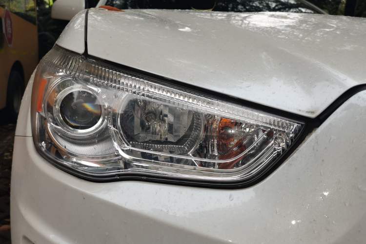 Used Mitsubishi ASX 2013 2.0L CVT Two-Wheel Drive Elite Edition Right Front Headlight