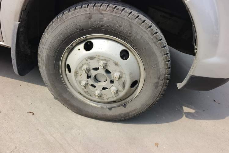 Used Dongfeng Yufeng 2023 V9+ 2.3T Manual Rear-Drive Cargo Van with Dual Rear Tires 3-Seater Right Front Wheel Hub