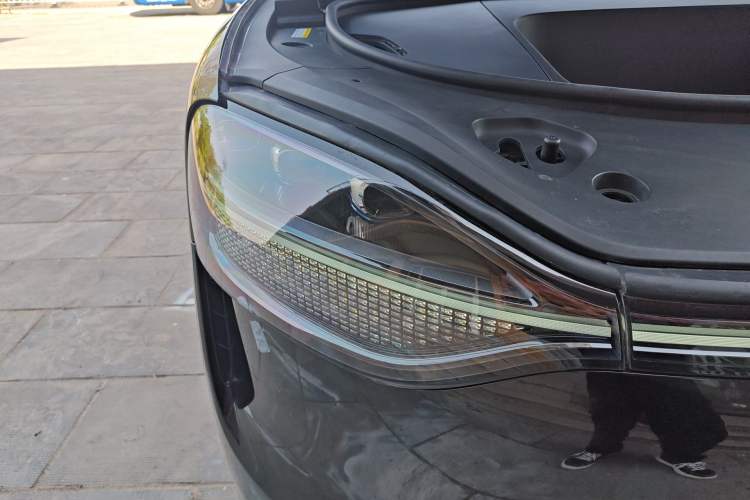 Used Hima AITO M9 2024 All-Electric Ultra Version 100 kWh 6-Seater Model Right Front Headlight