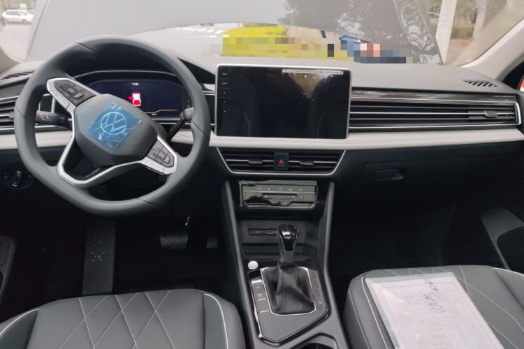 Used Volkswagen Tiguan L 2025 Model, Outstanding Version, 300TSI Automatic Two-Wheel Drive Longteng Edition Center Console