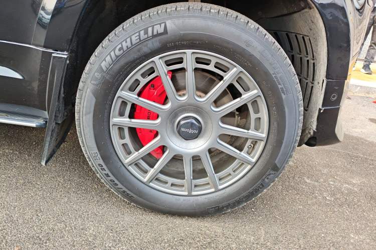 Used Land Rover Defender 2021 110 P400 Dark Special Edition Right Front Wheel Hub