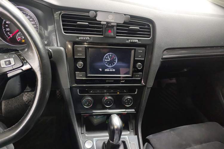 Used Volkswagen Golf 2018 230TSI Automatic Luxury Version Audio And AC Panel